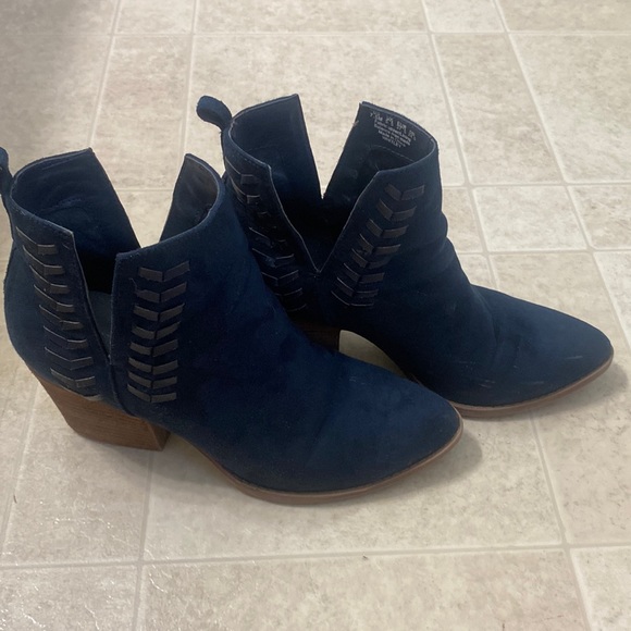 Carlos by Carlos Santana shoe- “Whitley”. Color navy blue. Size 7.5 - Picture 3 of 4